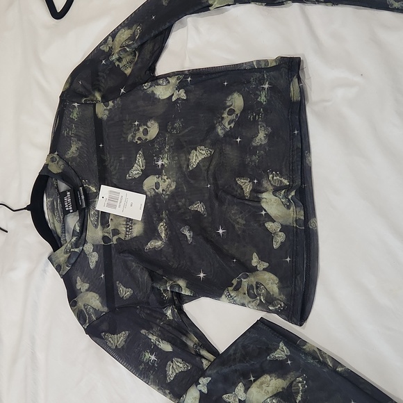 Mesh bell sleeve crop top size medium - Picture 2 of 3